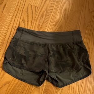 Lululemon Athletica Dark Green Camouflage Speed Up Shorts Low Rise Size 2